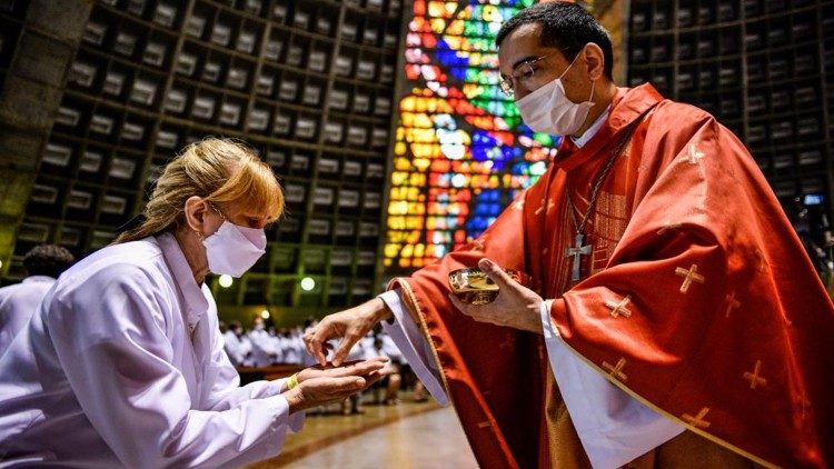 ĐGH Bênêđictô XVI đã cảnh báo về nguy cơ “Tin lành hóa” Bí tích Thánh Thể