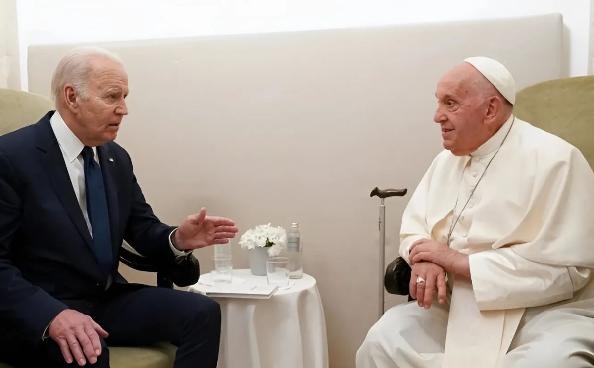Joe Biden Trao Huân Chương Tự Do Cho Đức Phanxicô