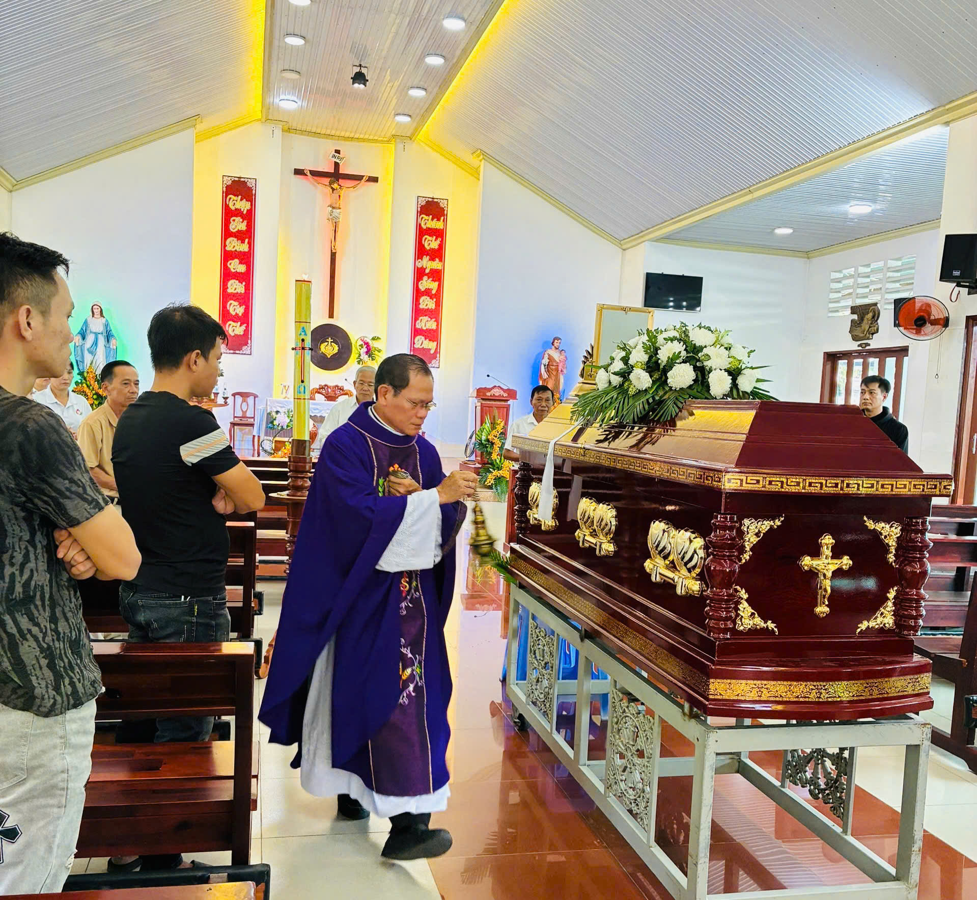 TÌNH YÊU KHÔNG HỎI BẠN LÀ AI ?