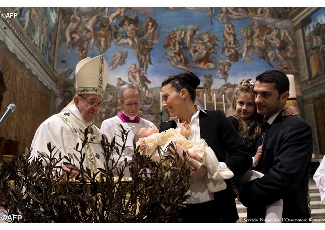 Đức Thánh Cha rửa tội cho 28 hài nhi